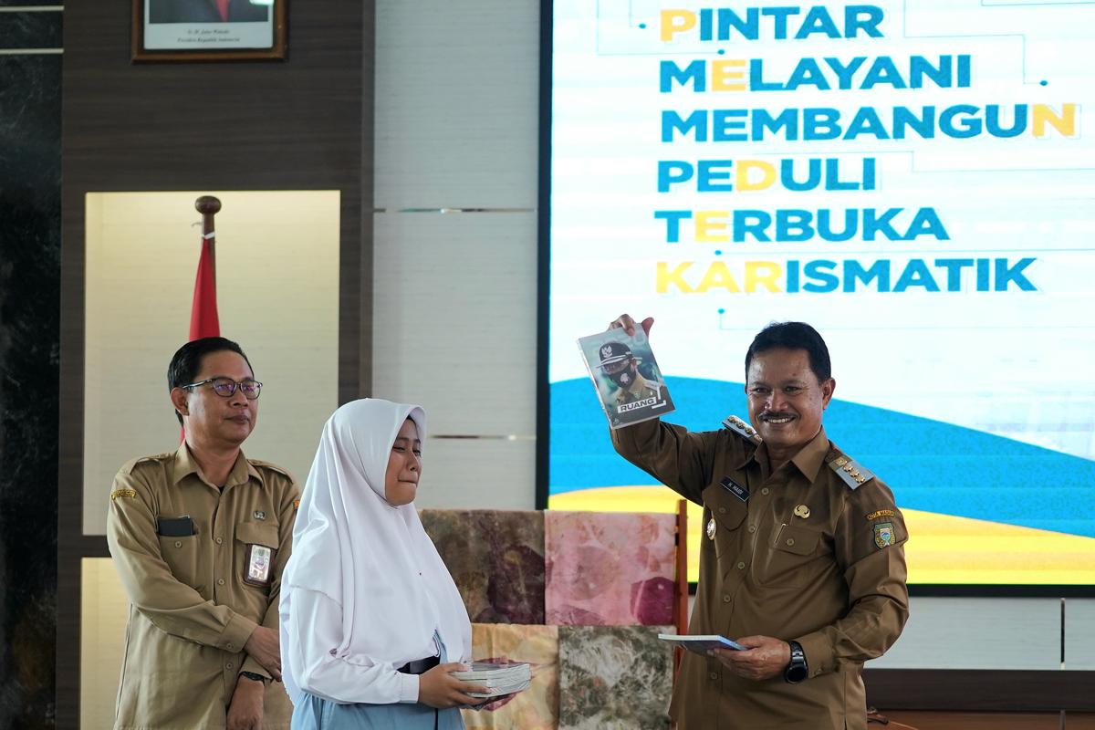 Foto 2 dari 9: Hadiri PPID Goes To School, Wali Kota Beri Semangat Dan Tantangan Untuk Generasi Muda