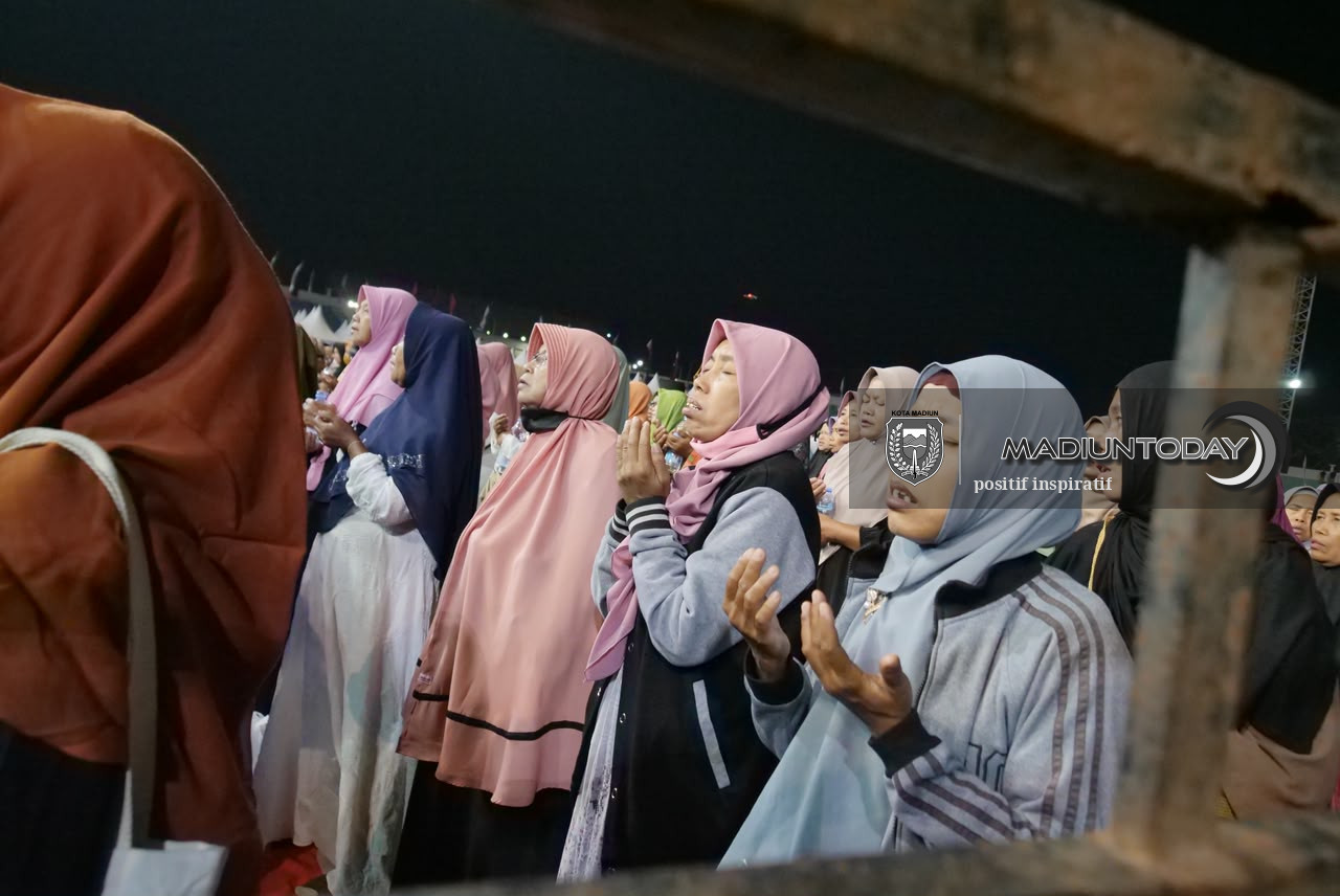Foto 7 dari 29: Belasan Ribu Jamaah Larut dalam Pengajian Gus Iqdam, Pesan Amanah Menggema di Stadion Wilis