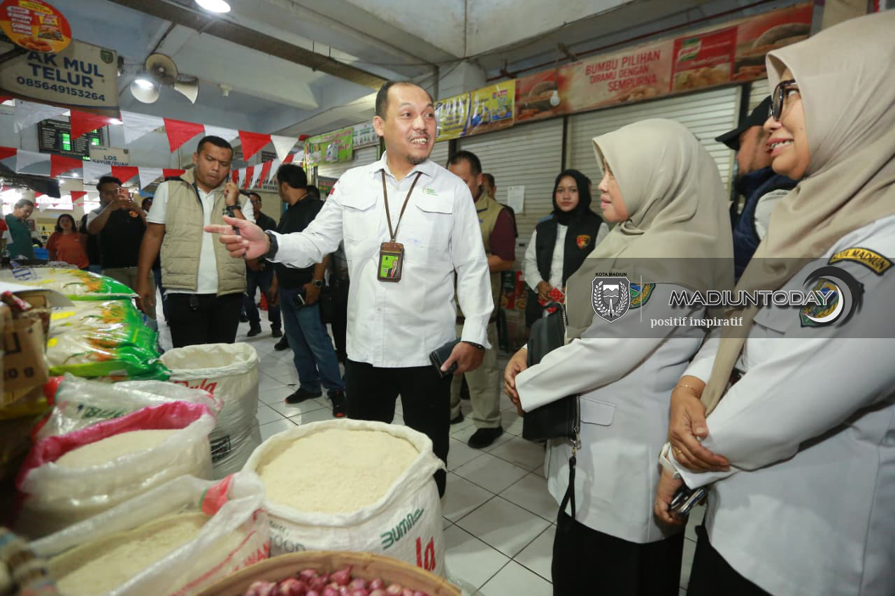Foto 3 dari 10: Stok SPHP Aman, Bapanas Sidak Ketersediaan dan Harga Beras di Pasar Besar Madiun