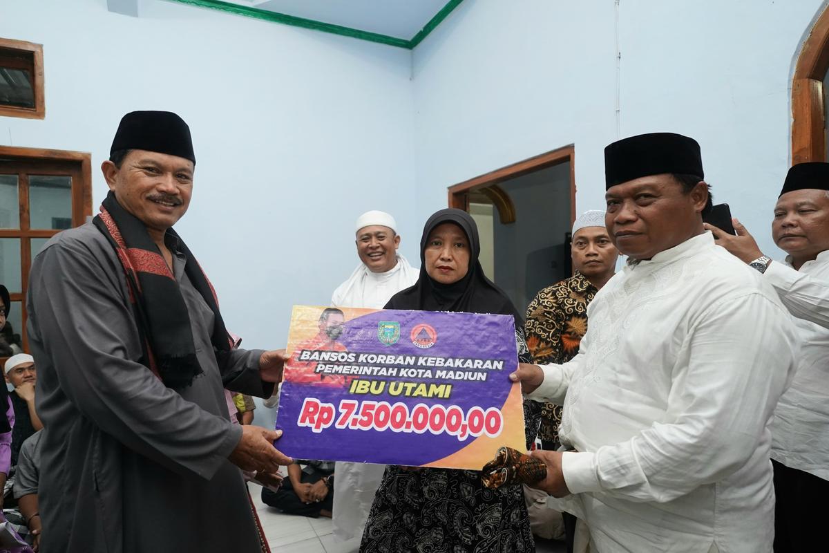 Foto utama berita: Tak Hanya Tarawih Berjamaah, Wali Kota Juga Sampaikan Bantuan Bagi Korban Kebakaran Di Pilangbango