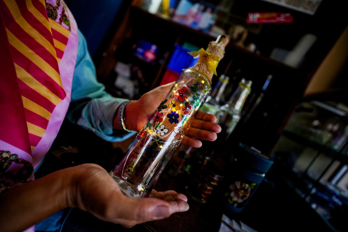 Foto 2 dari 9: Cantiknya Glass Painting Berhias Lampu Karya Myartin Indriawatie