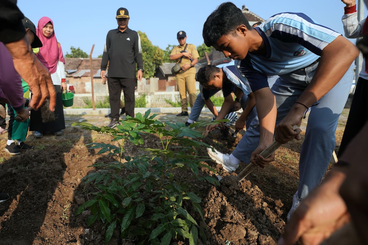 Foto 9 dari 10: Jaga Lingkungan Tetap Asri, Ratusan Pelajar di Kota Madiun Tanam Bibit Pohon