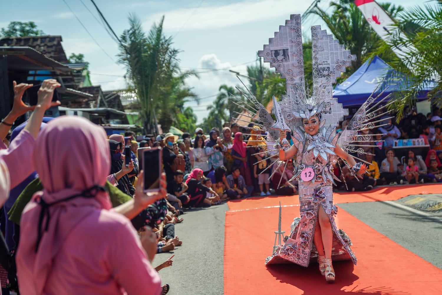 Foto 2 dari 10: Kreatif Manfaatkan Limbah, Kelurahan Nambangan Lor Gelar Lomba Kostum Carnival Daur Ulang