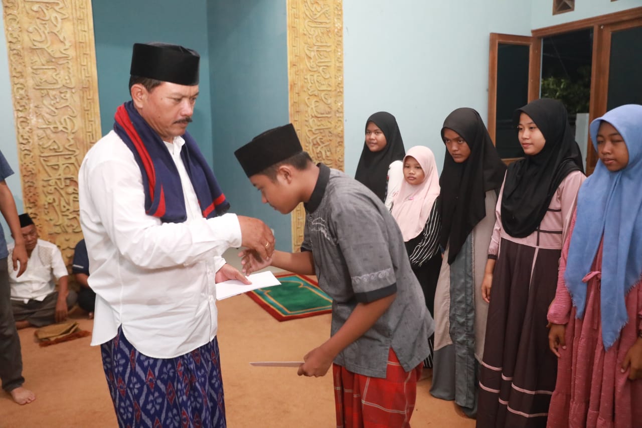 Foto 6 dari 11: Salat Isya di Masjid At Thoilah, Wali Kota Salurkan Bantuan Masjid Hingga Rp 40 Juta