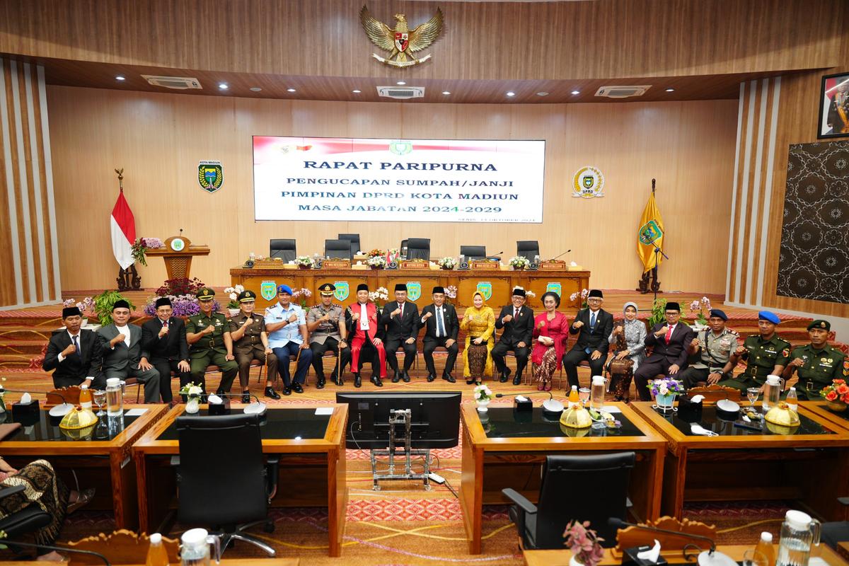 Foto 7 dari 8: Hadiri Pelantikan Unsur Pimpinan DPRD Kota Madiun, Pj Wali Kota: Setelah Ini Langsung Tancap Gas