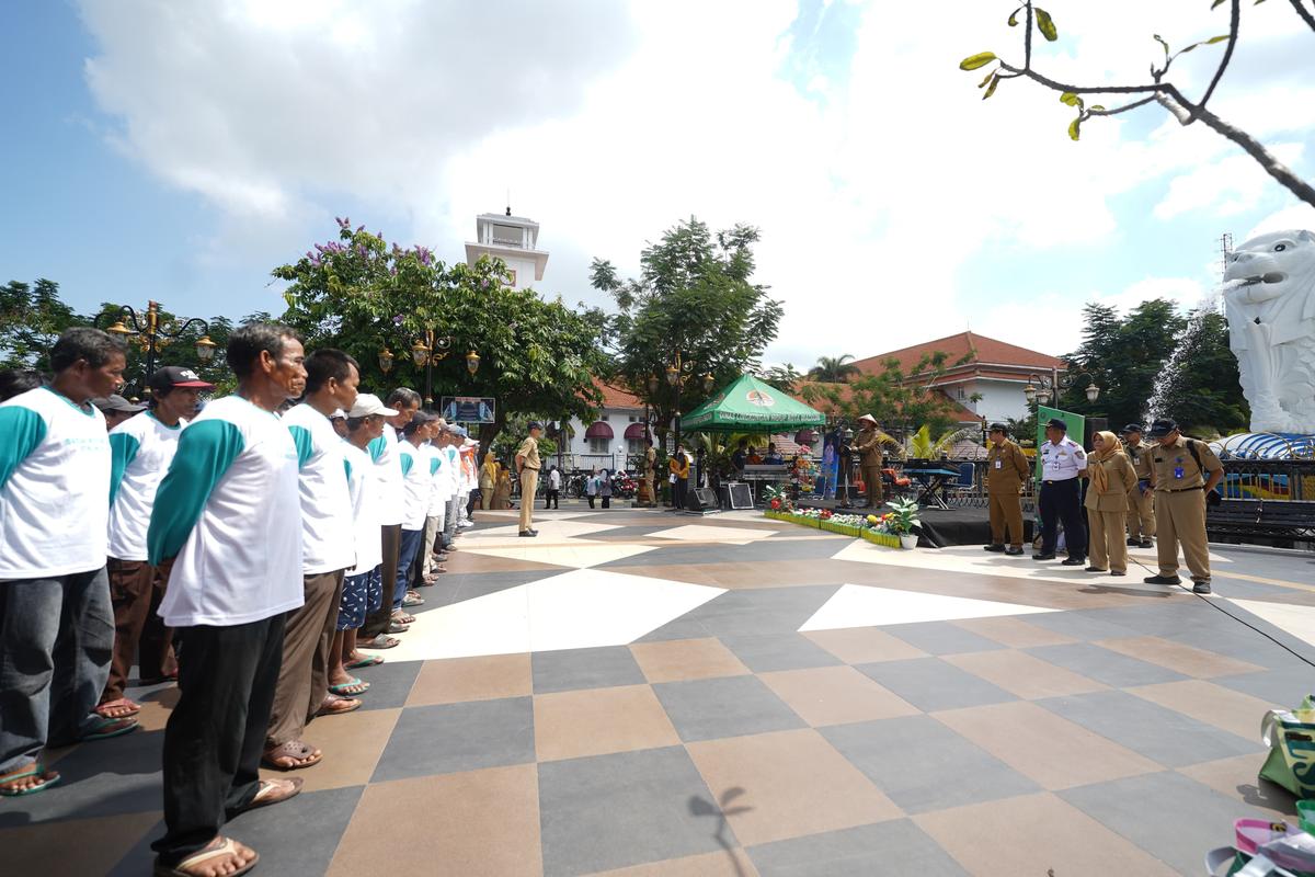 Foto 8 dari 9: Apel Peringatan Hari Peduli Sampah Nasional, Wali Kota: Petugas Sampah Itu Pahlawan Lingkungan