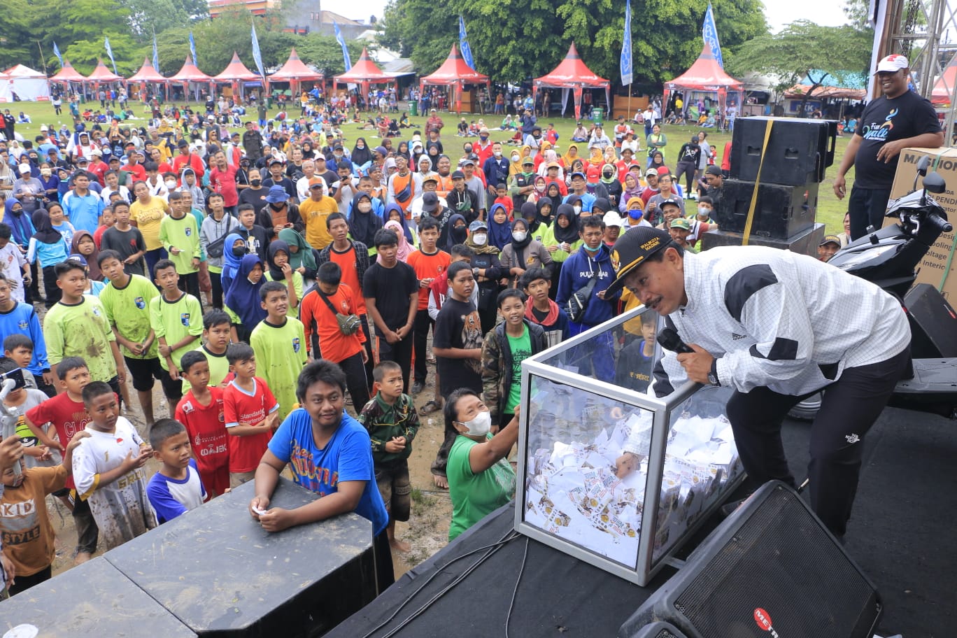 Foto 7 dari 10: Berangkatkan Peserta Fun Walk, Wali Kota Apresiasi Semangat Peserta