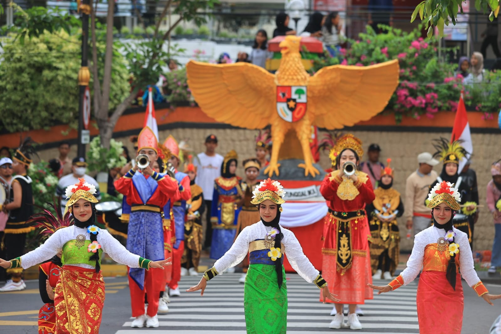 Foto 5 dari 8: SMPN 12 dan SMKN 2 Buka Parade Senja Edisi 2024, Wali Kota: Kreatifitas Anak-anak Jangan Dihentikan