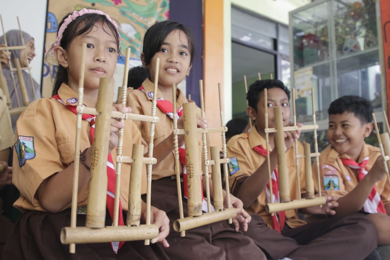 Foto 8 dari 10: Lestarikan Warisan Leluhur, SDN Nalosa Ajak Siswa Peringati Hari Angklung Sedunia