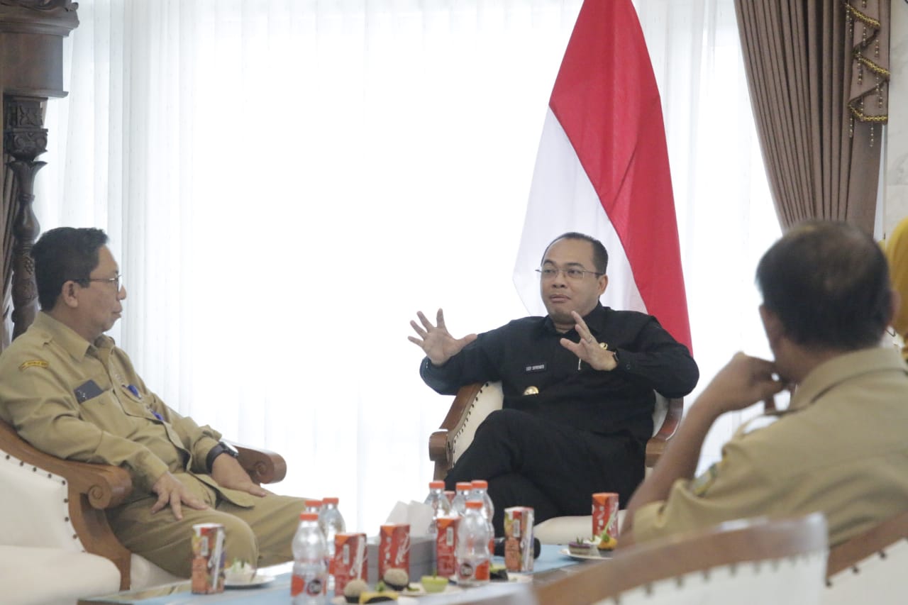 Foto 10 dari 11: Terima Dua Audiensi, Pj Wali Kota Bahas Pelantikan Pengurus Kwarcab Pramuka Hingga Proyek Strategis Pemkot Madiun