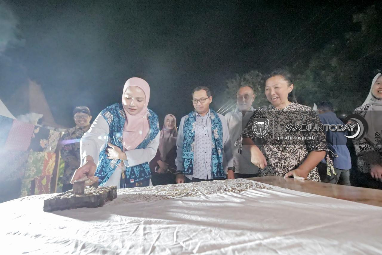 Foto 4 dari 10: Tak Hanya Sambang Warga, Plt Wali Kota Juga Serahkan Bantuan, Tabur Ikan, Membatik, Hingga Memasak saat WBR