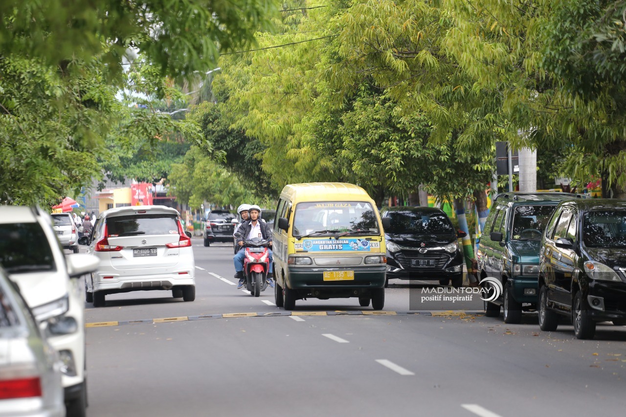 Foto 3 dari 3: Subsidi BBM Sektor Transportasi Juga Mulai Jalan, Dialokasikan Rp 120 Juta Untuk Angkota dan Taksi Konvensional