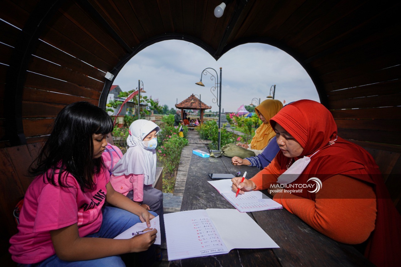 Foto 4 dari 10: Manfaatkan Lapak, PKK Kelurahan Klegen Gandeng Wima Beri Les Gratis Kepada Siswa