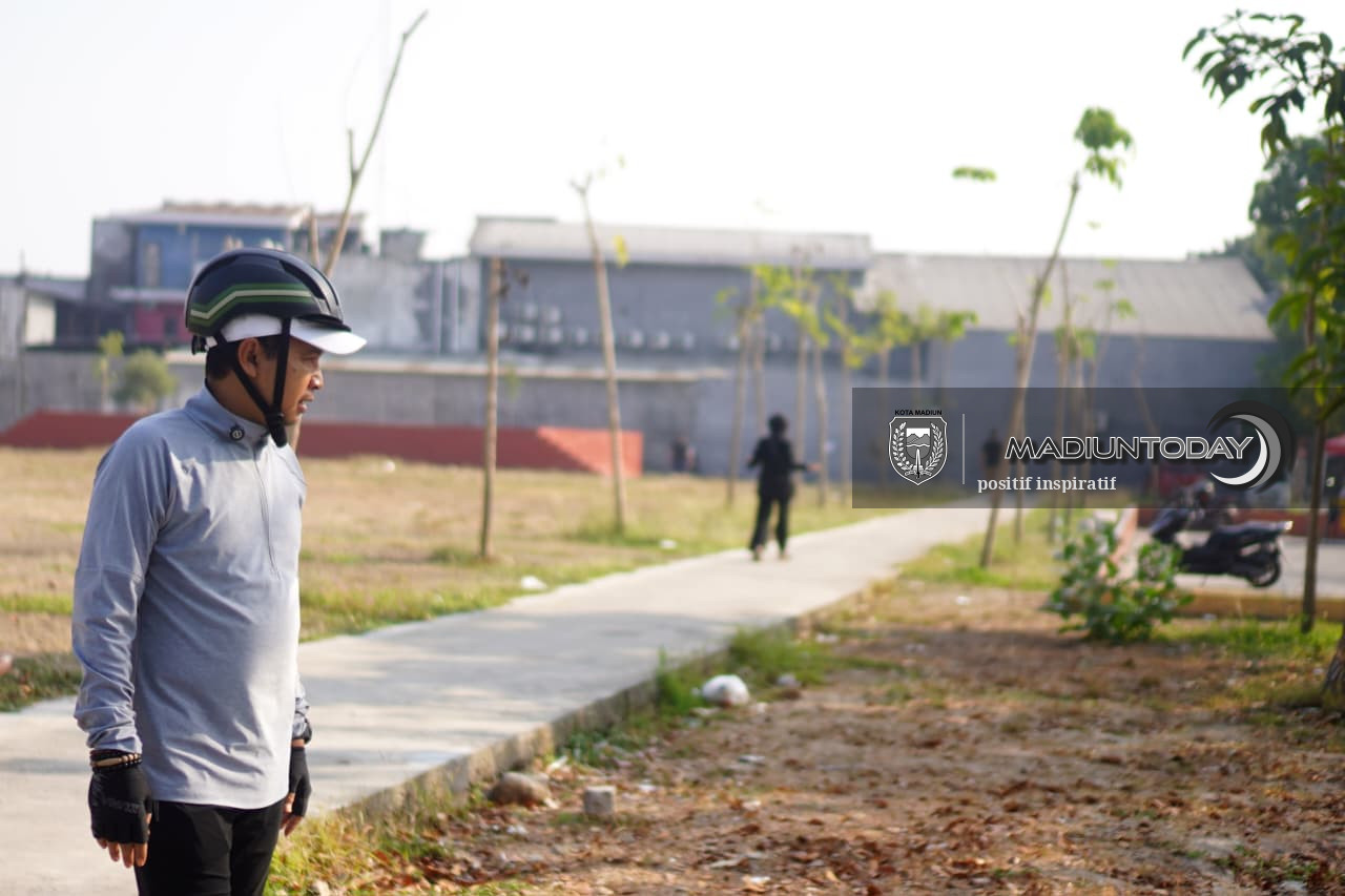 Foto 6 dari 19: Gowes Keliling Kota, Plt Wali Kota Madiun Cek P2L, Data Ekonomi hingga Kebersihan Lingkungan