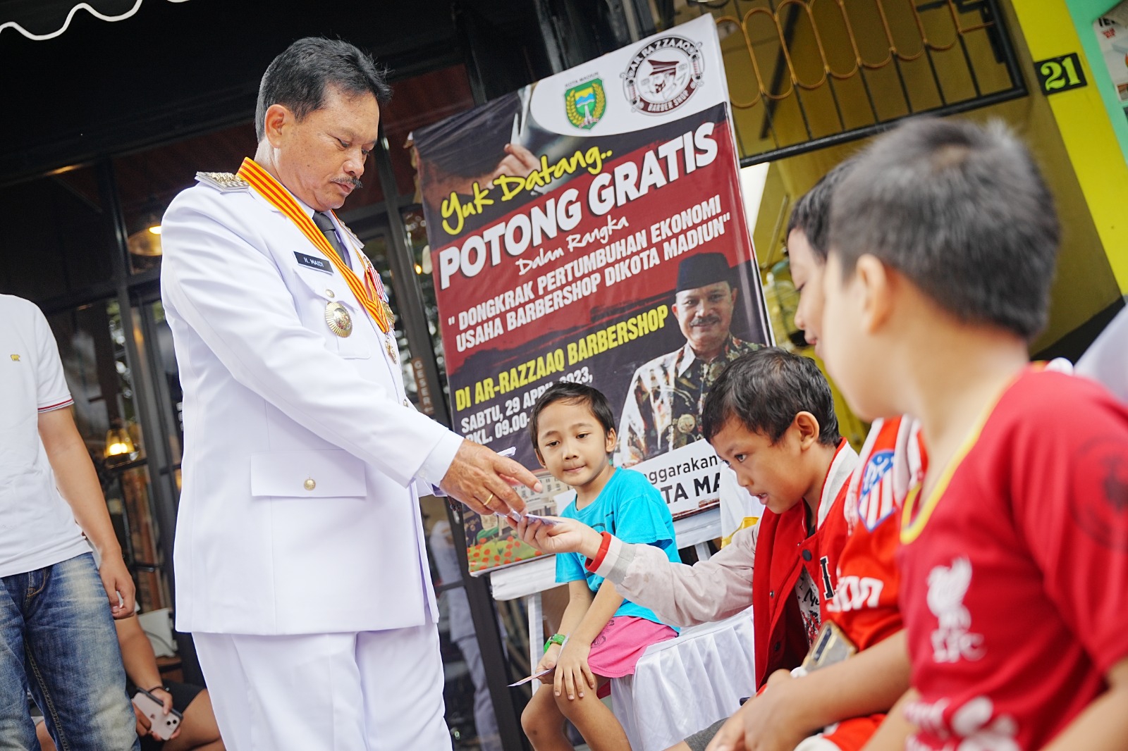 Foto 6 dari 10: Program Potong Rambut Gratis Sukses Sedot Perhatian Warga, Wali Kota Harap Peningkatan Ekonomi Bagi Pelaku Usaha