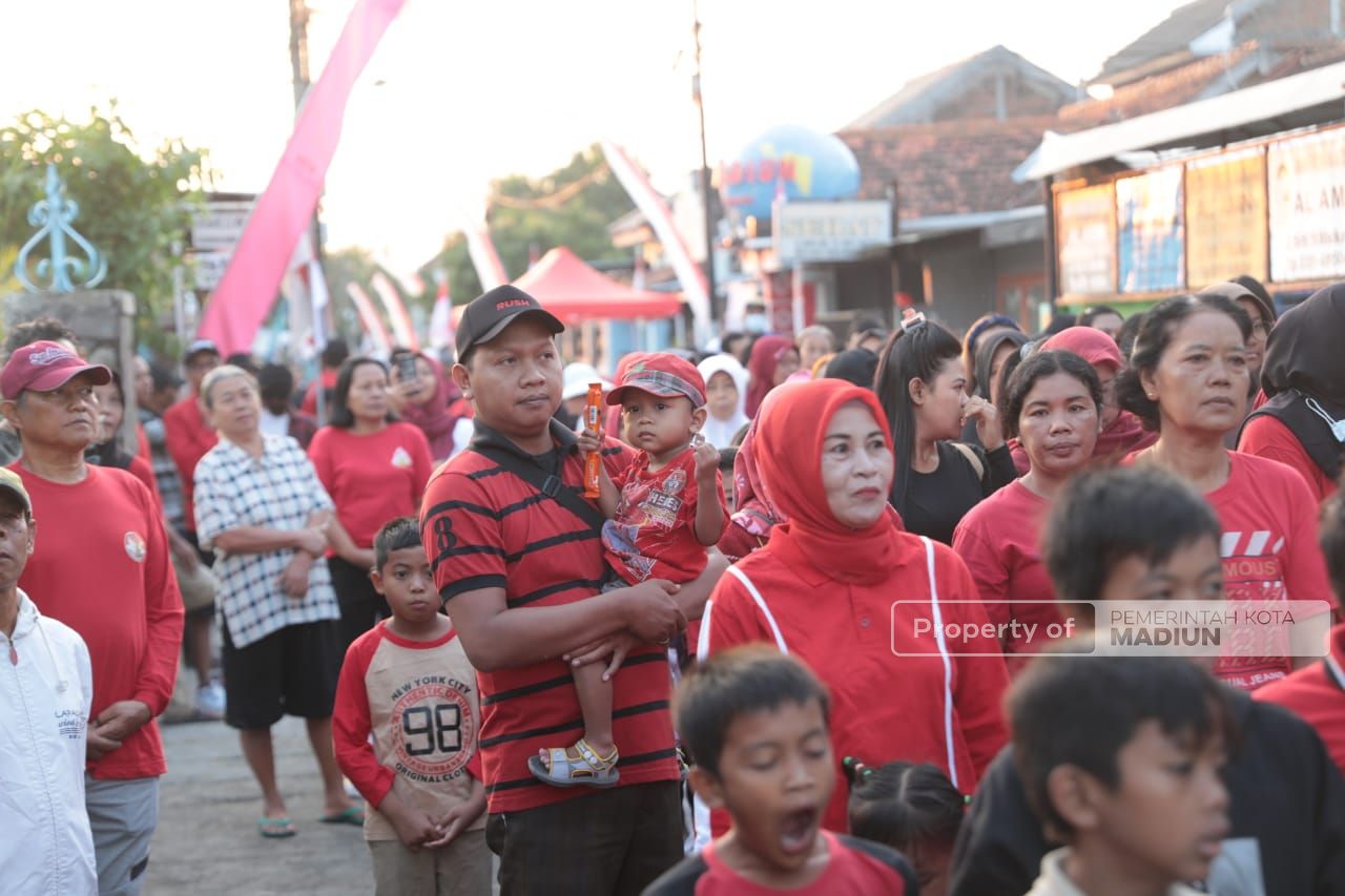 Foto 3 dari 7: Lepas Jalan Santai RW VII Nambangan Lor Wali Kota Pesan Jaga Kekompakan Warga