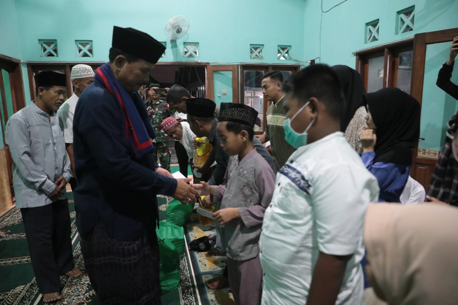 Foto 5 dari 8: Shalat Magrib di Masjid Al Iman, Wali Kota Beri Santunan Hingga Bantuan untuk Pavingisasi