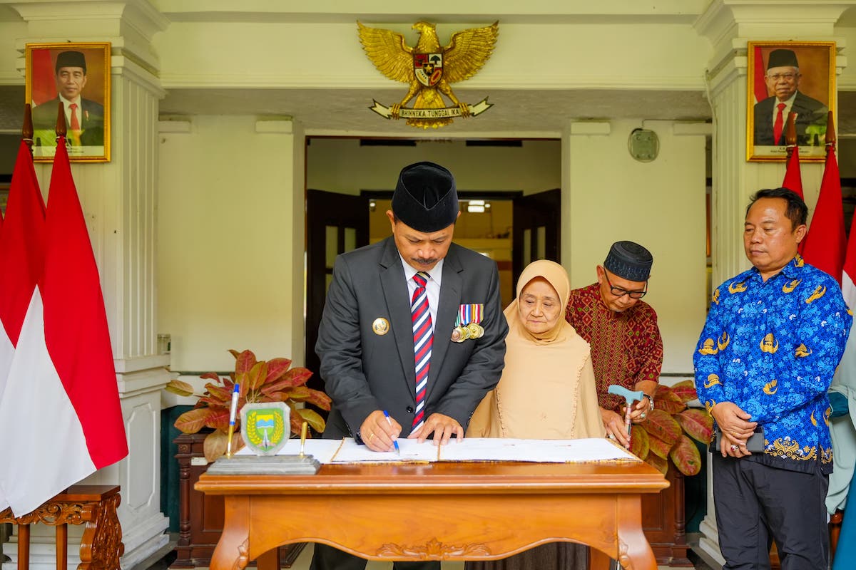 Foto 2 dari 9: Terima Wakaf Tanah Makam Keluarga Tri Rejeki, Wali Kota Sampaikan Terima Kasih dan Apresiasi