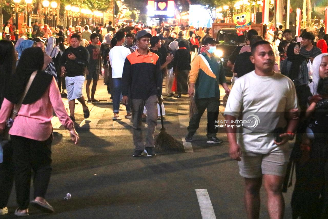Foto 7 dari 15: Euforia Madiun Menari Berakhir, Petugas Kebersihan Pastikan Jalan Pahlawan Kembali Bersih