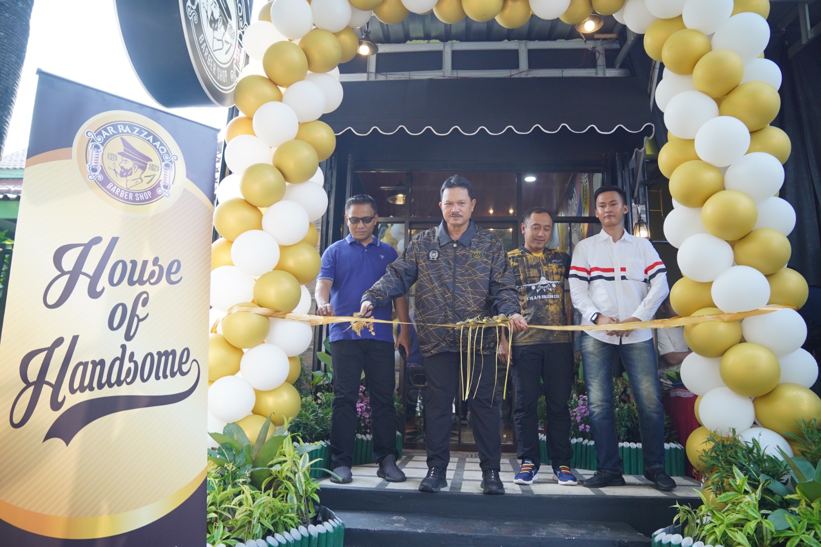Foto 2 dari 10: Hadiri Pembukaan Barbershop, Wali Kota Pelaku Usaha Ramaikan Ekonomi Kota