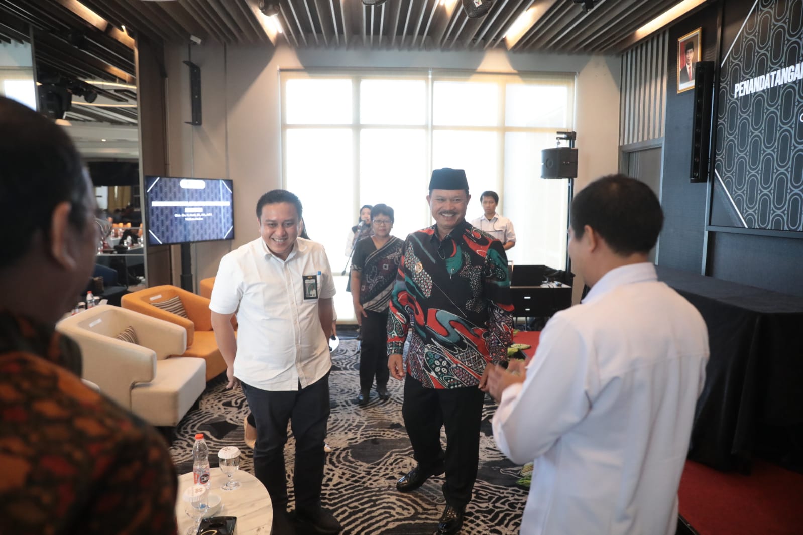 Foto 4 dari 8: Serah Terima Rusunawa III, Wali Kota: Kementerian PUPR Sudah Banyak Menanam Kebaikan di Kota Pendekar