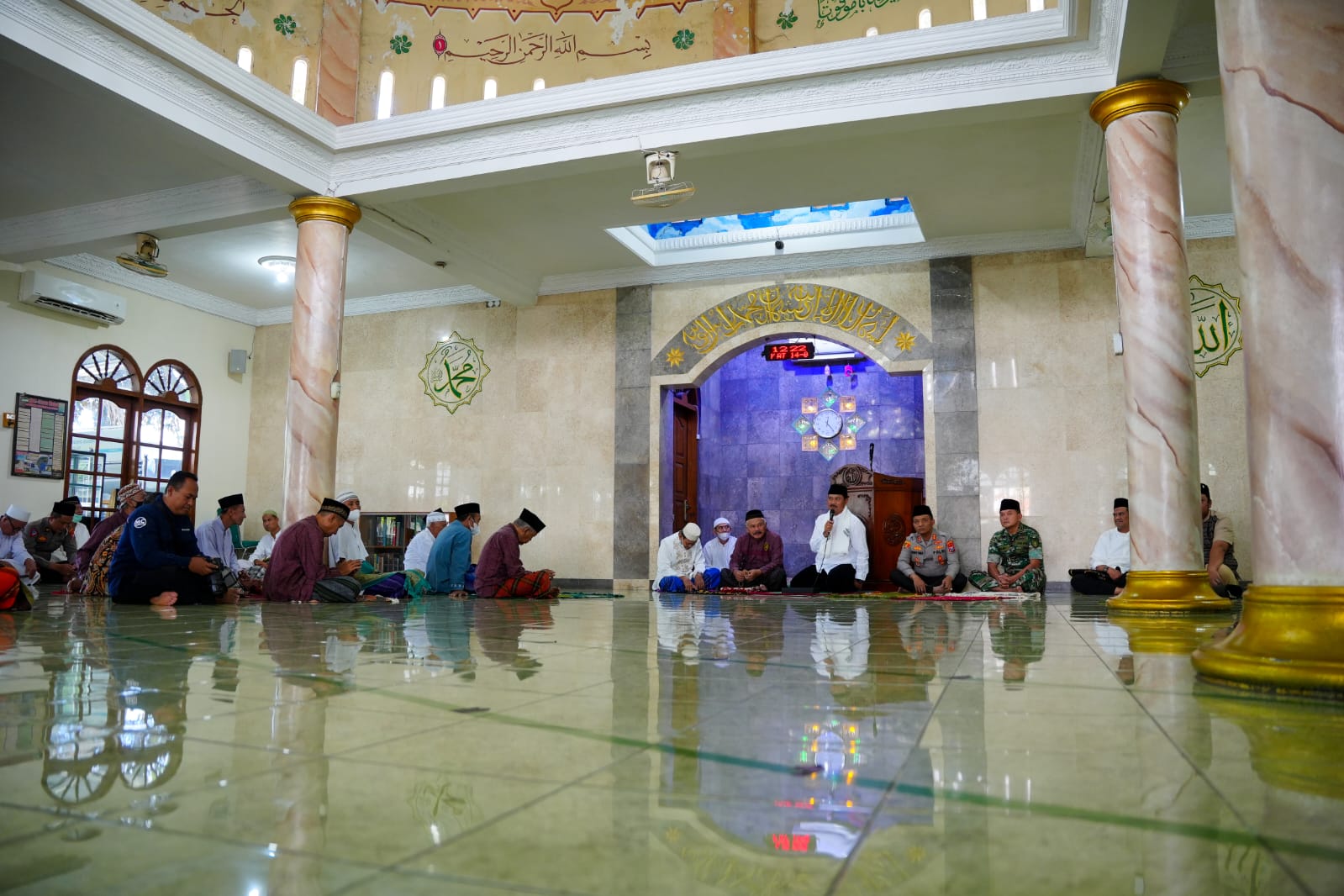 Foto 9 dari 10: Safari Ramadan Salat Jumat di Masjid At-Taqwa, Wali Kota Ajak Jamaah Tingkatkan Ibadah