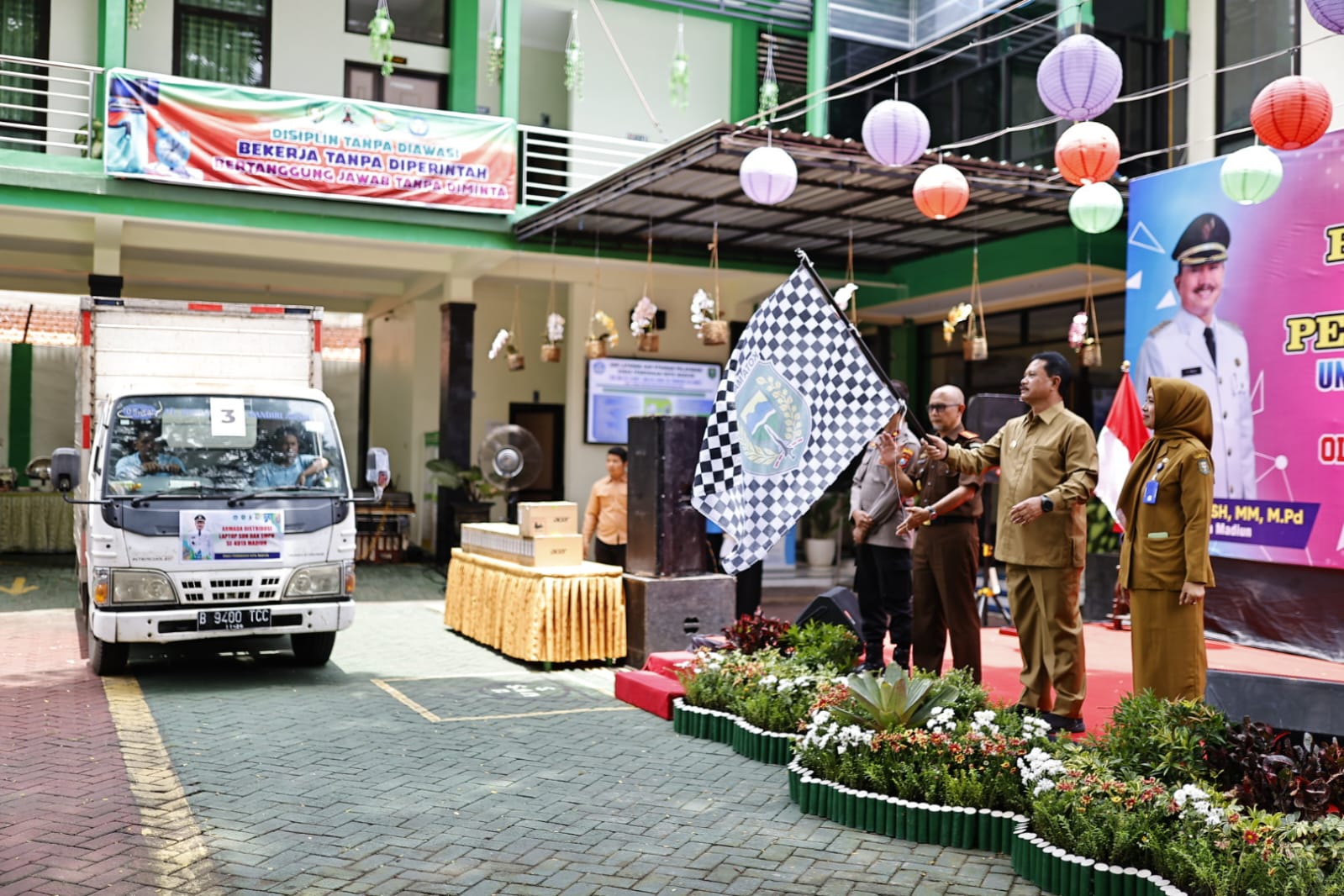 Foto 8 dari 9: Laptop Gratis Dibagikan Kepada Siswa, Wali Kota Harap Peningkatan SDM Berkualitas Di Kota Pendekar