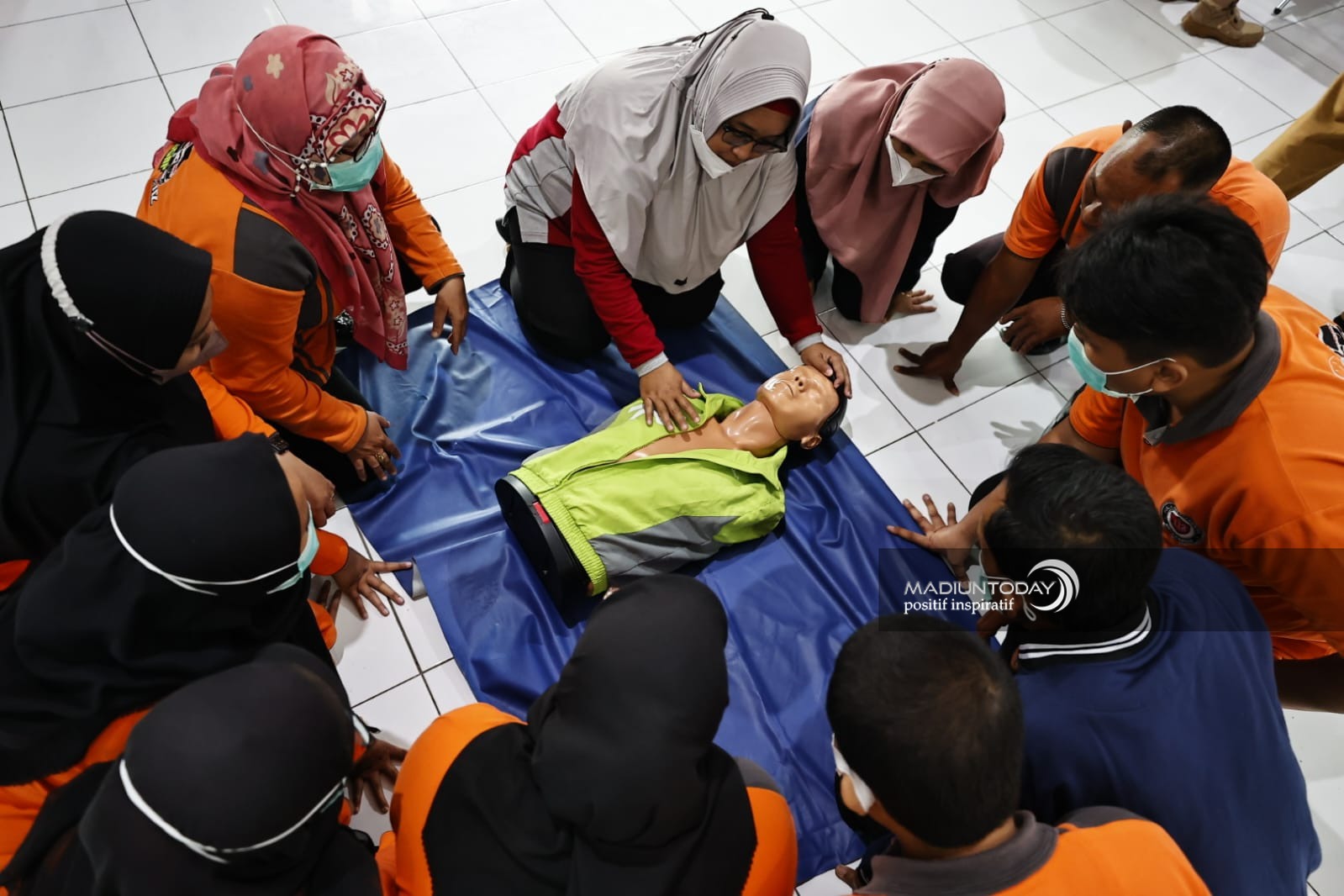 Foto 3 dari 7: Pelatihan Basic Cardiac Life Support (BCLS) pertolongan pertama serangan jantung.
