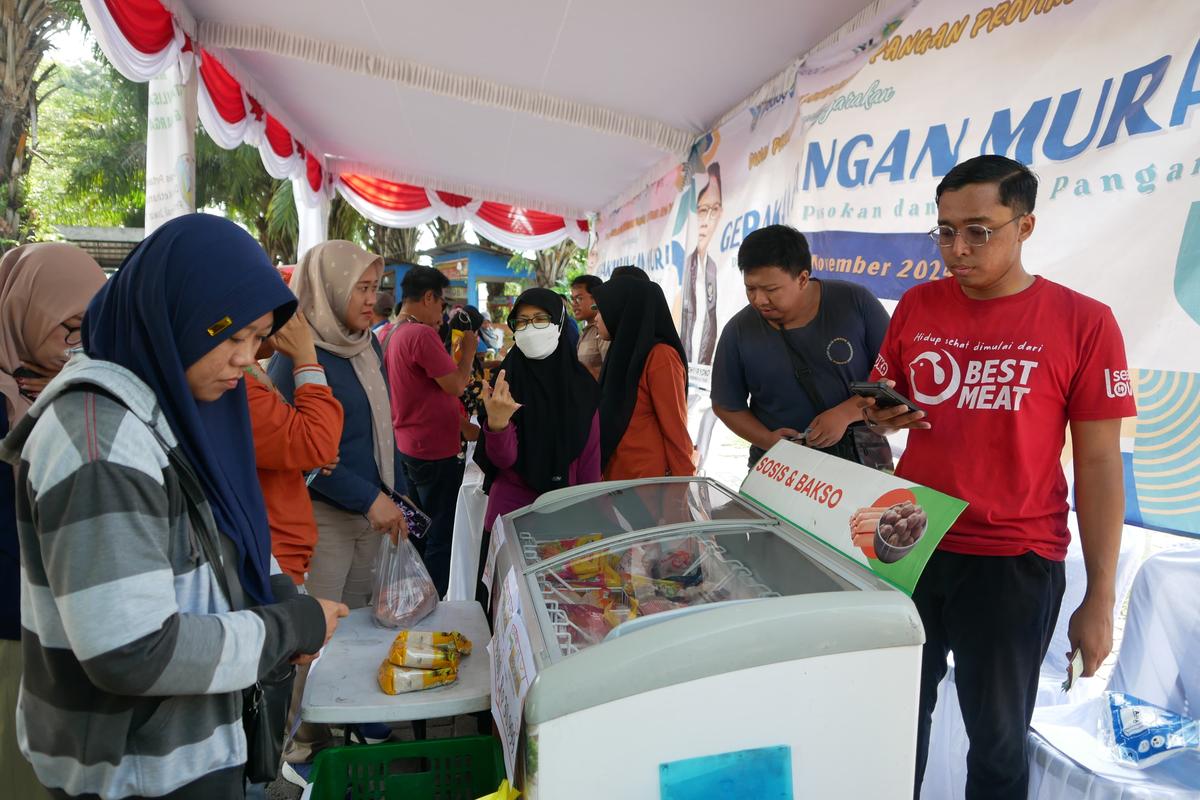Foto 11 dari 19: Stabilisasi Harga Dan Stok Bahan Pangan, Pemprov Jatim - Pemkot Madiun Hadirkan Gerakan Pangan Murah
