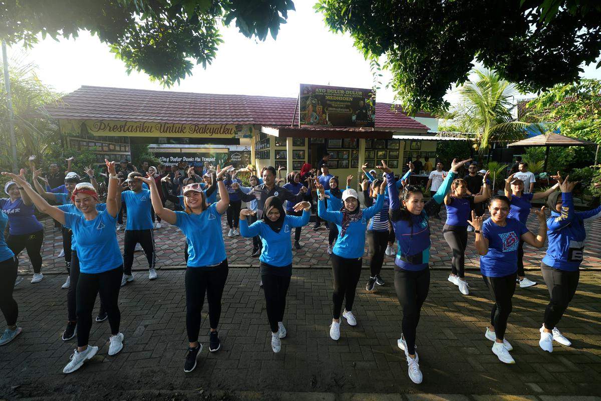 Foto 1 dari 9: Olahraga Bersama Instruktur Senam, Wali Kota Harap Jadi Penyalur Semangat Sehat Bagi Warga