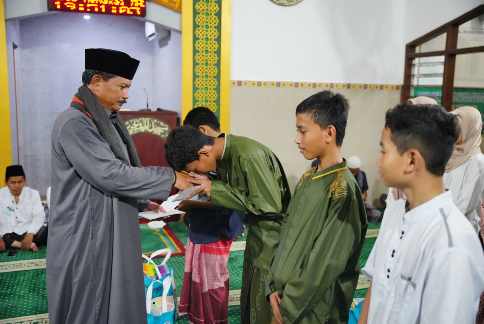 Foto 6 dari 10: Tarawih Di Masjid Al Muhajirin, Wali Kota Ajak Warga Tingkatkan Ibadah Sebelum Ramadan Berakhir