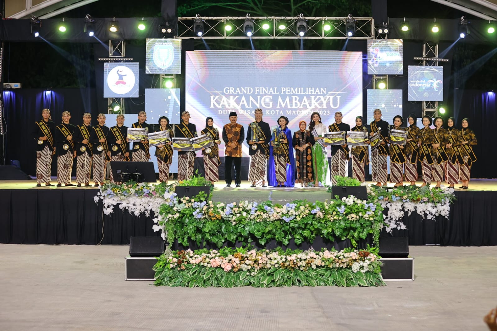 Foto 8 dari 8: Saksikan Grandfinal Kakang-Mbakyu 2023, Wali Kota Harap Duta Wisata Kuasai Banyak Bahasa untuk Madiun Mendunia