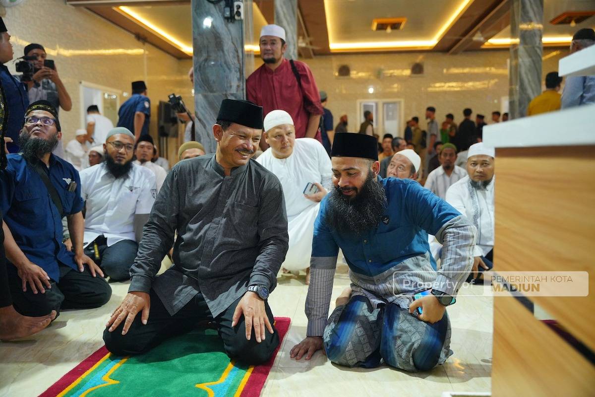 Foto 3 dari 9: Ada Ustaz Syafiq Riza Basalamah di Masjid Samsul Huda, Wali Kota Maidi Harap Sering Datang ke Kota Madiun