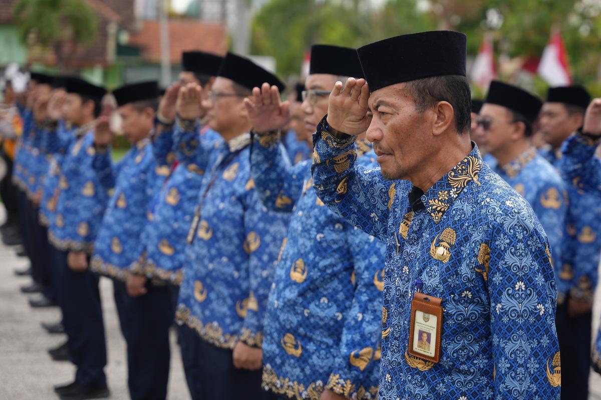 Foto 4 dari 7: Peringati Hari Pahlawan, Pemkot dan DPRD Gelar Ziarah Makam di TMP