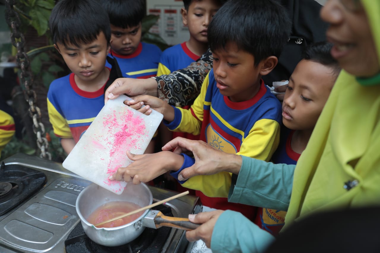 Foto 2 dari 8: Asah Kreativitas, SD Muhtadin Ajak Siswa Belajar Membuat Lilin Aromaterapi Dari Minyak Jelantah
