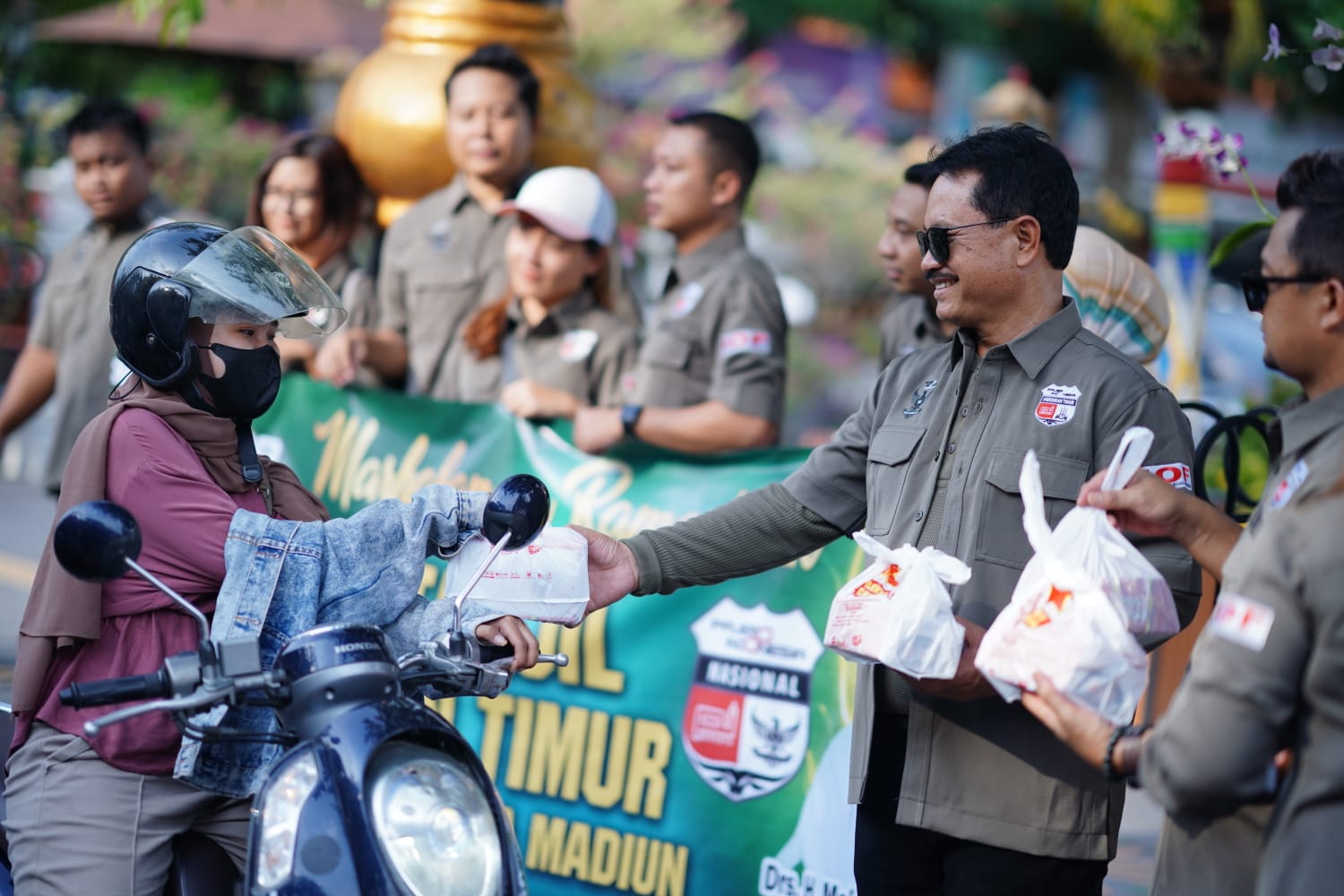 Foto 3 dari 10: Hadiri Giat Berbagi Takjil Komunitas Pajero, Wali Kota Apresiasi Kepedulian Komunitas untuk Sesama