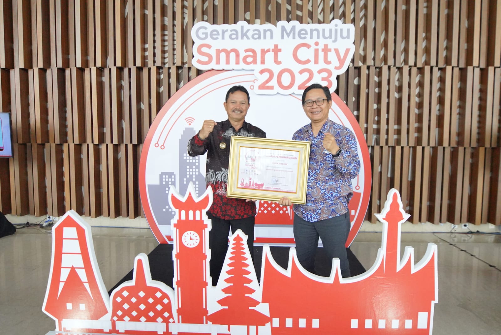 Foto 2 dari 4: Dapat Penghargaan Smart City, Kota Madiun Raih Implementasi Terbaik Kategori Dimensi Smart Living dan Smart Environment