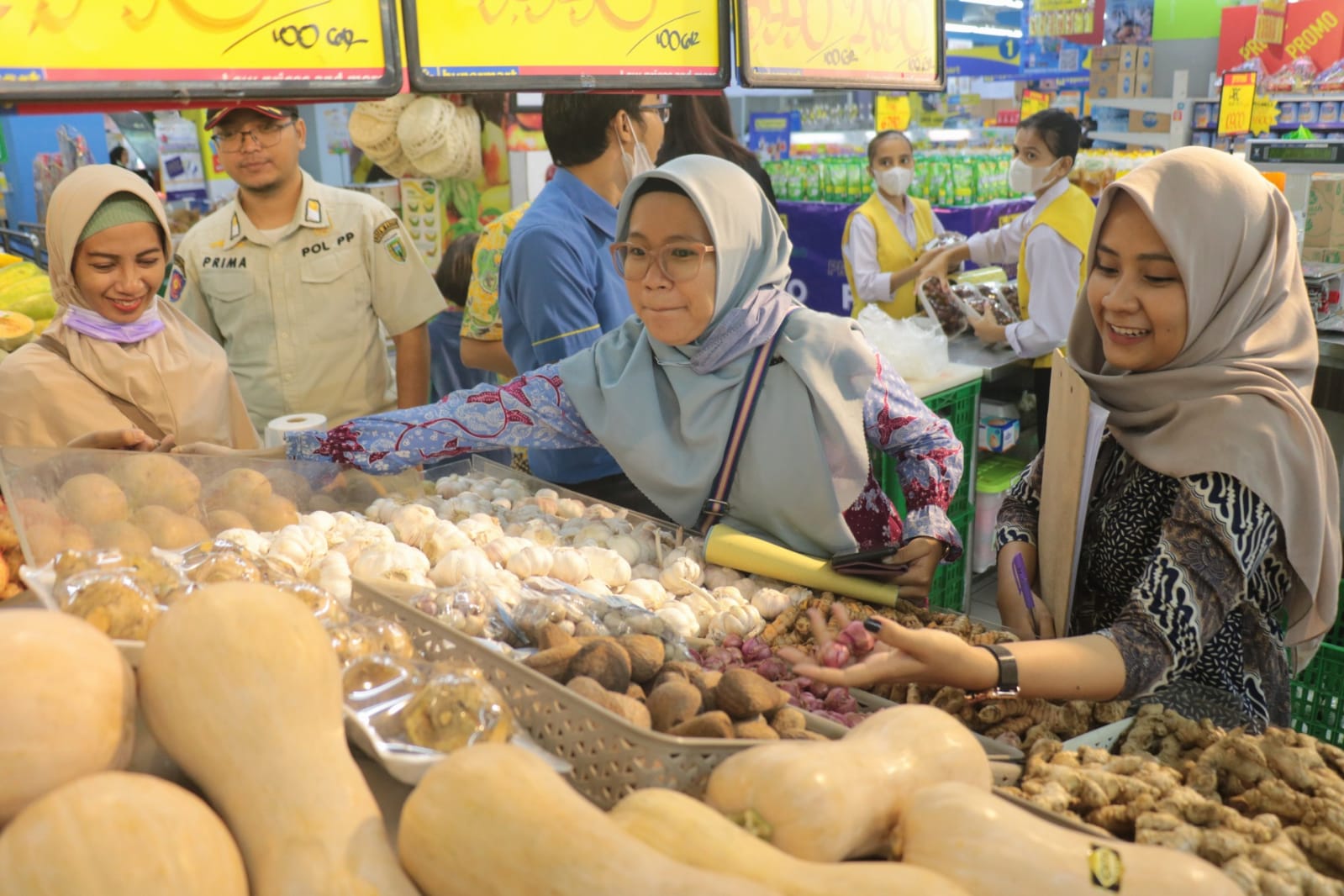 Foto 4 dari 9: Pastikan Kondisi Barang Layak Edar, Disdag Gelar Pemantauan Di Sejumlah Toko Modern