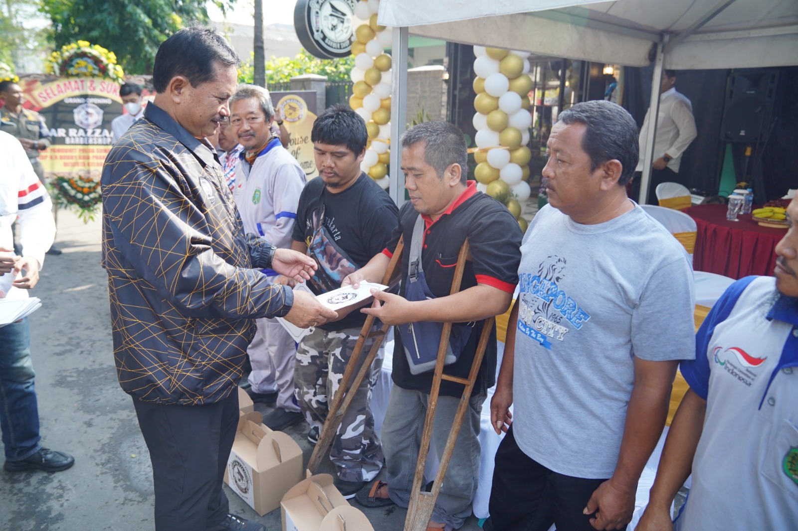 Foto 4 dari 10: Hadiri Pembukaan Barbershop, Wali Kota Pelaku Usaha Ramaikan Ekonomi Kota