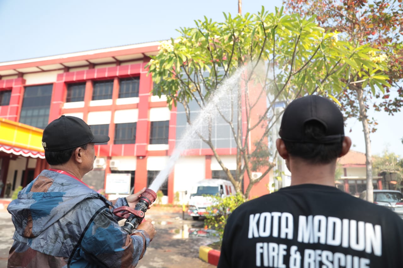 Foto 1 dari 9: Persiapan Kunjungan Kenya, Wali Kota Pimpin Kerja Bakti Di RSUD