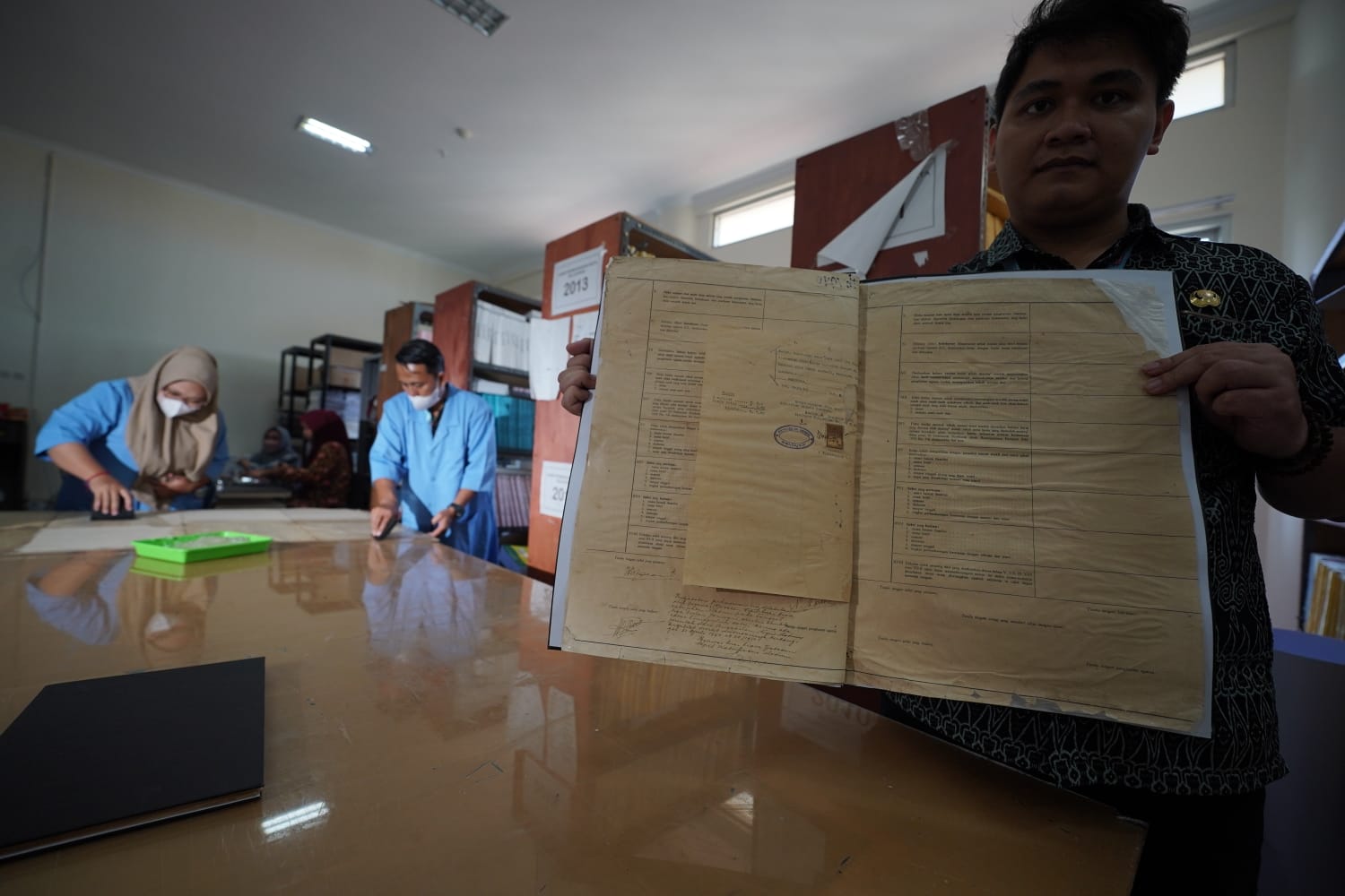 Foto 2 dari 10: Bersama Dispusip, Dukcapil Kota Madiun Restorasi Arsip dari Tahun 1940