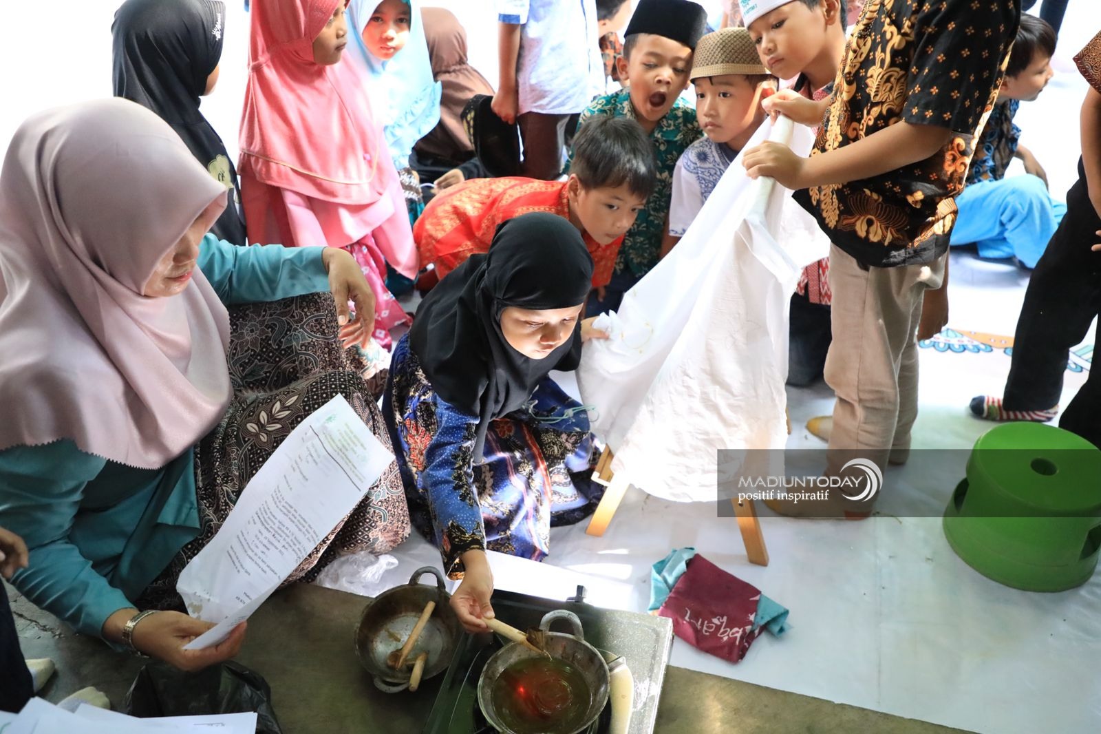 Foto 8 dari 9: Serunya Peringatan Hari Batik TK ABA, Sarat Pembelajaran Karakter dan P5 Kurikulum Merdeka