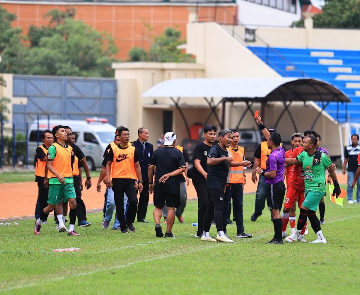 Foto 6 dari 11: Derby Tensi Tinggi, PSM Tekuk Persinga 2-1