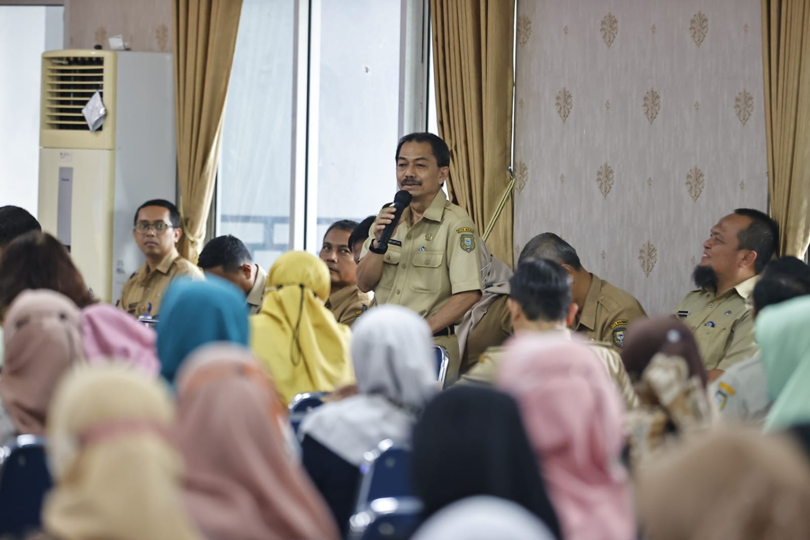 Foto 4 dari 8: Tatap Muka dengan Masyarakat Kartoharjo, Wali Kota-DPRD Serap Aspirasi Melalui Program Ngopi
