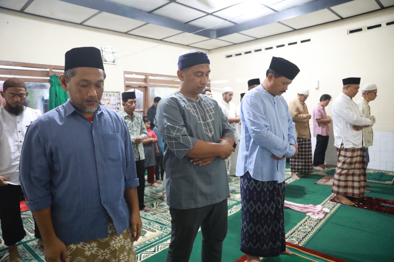 Foto 5 dari 14: Salat Isya di Musala Nurul Badiah, Wali Kota Silaturahmi Hingga Beri Bantuan ke Warga