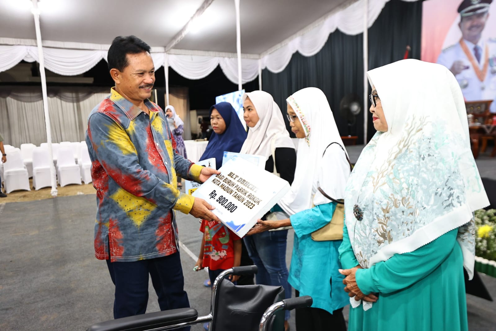 Foto 4 dari 9: Usai Diresmikan, Wali Kota Dr. Maidi Langsung Gelar WBR di Pondok Lansia