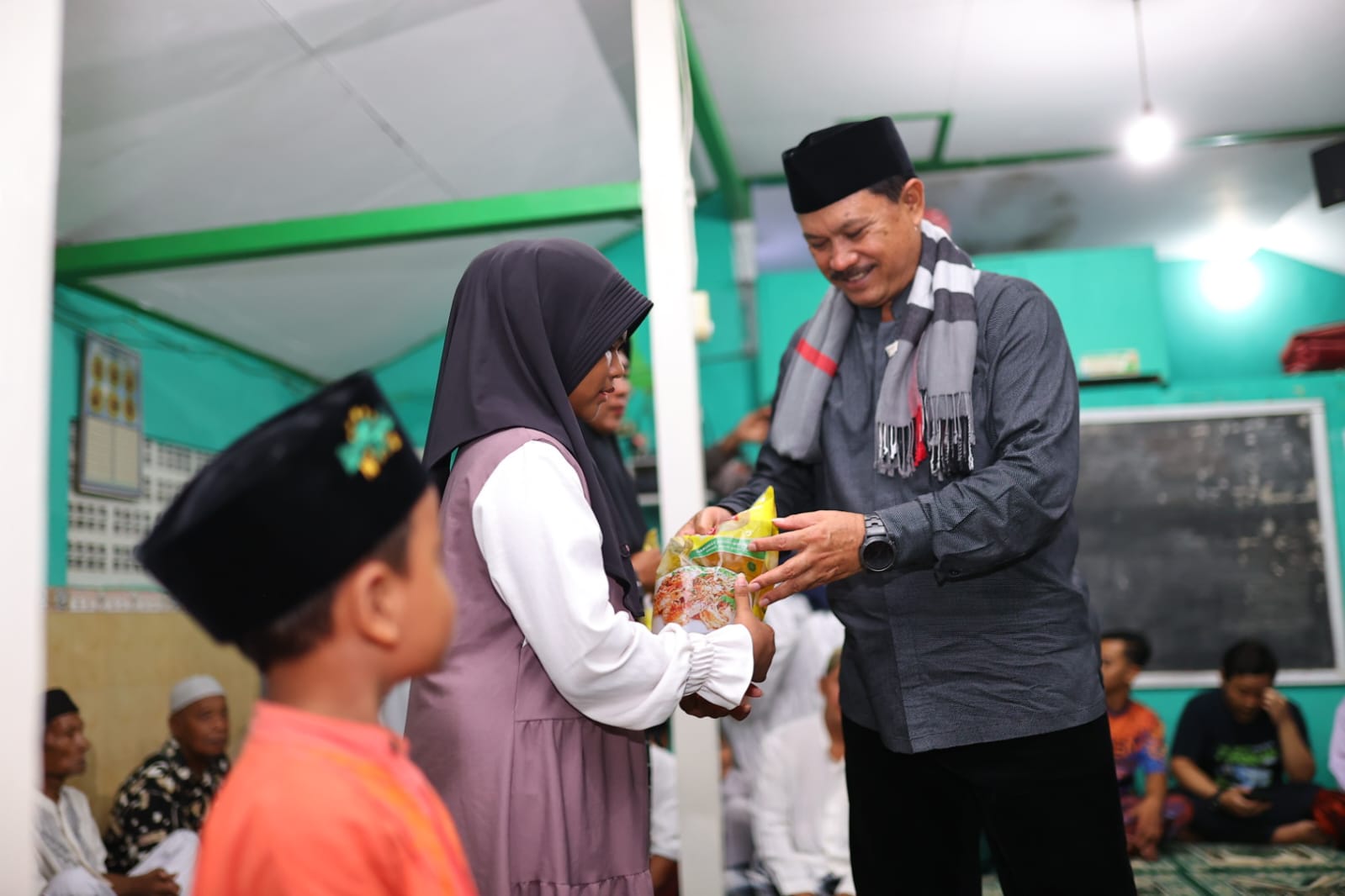 Foto 8 dari 8: Sambang Warga Jalan Trunojoyo, Wali Kota Shalat Isya Berjamaah Di Musala Al Qodiroh