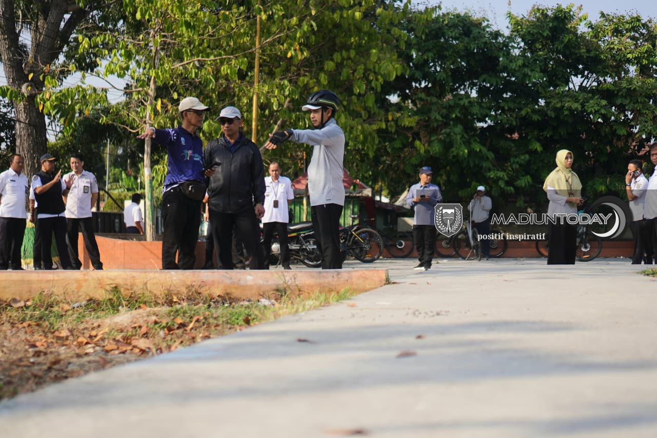 Foto 3 dari 19: Gowes Keliling Kota, Plt Wali Kota Madiun Cek P2L, Data Ekonomi hingga Kebersihan Lingkungan