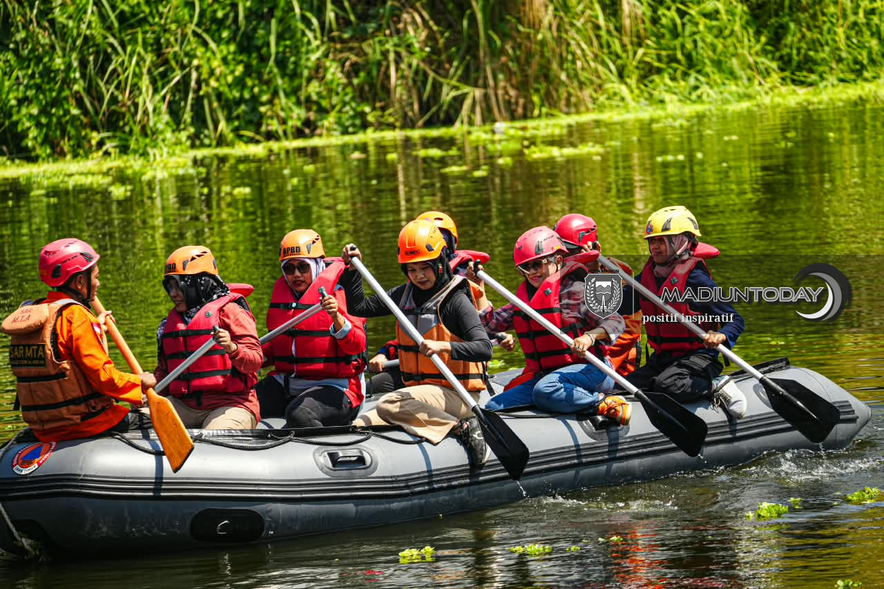 Foto 9 dari 19: Mendayungpun Ada Aturannya, Serunya Pelatihan Water Rescue di Kali Bantaran