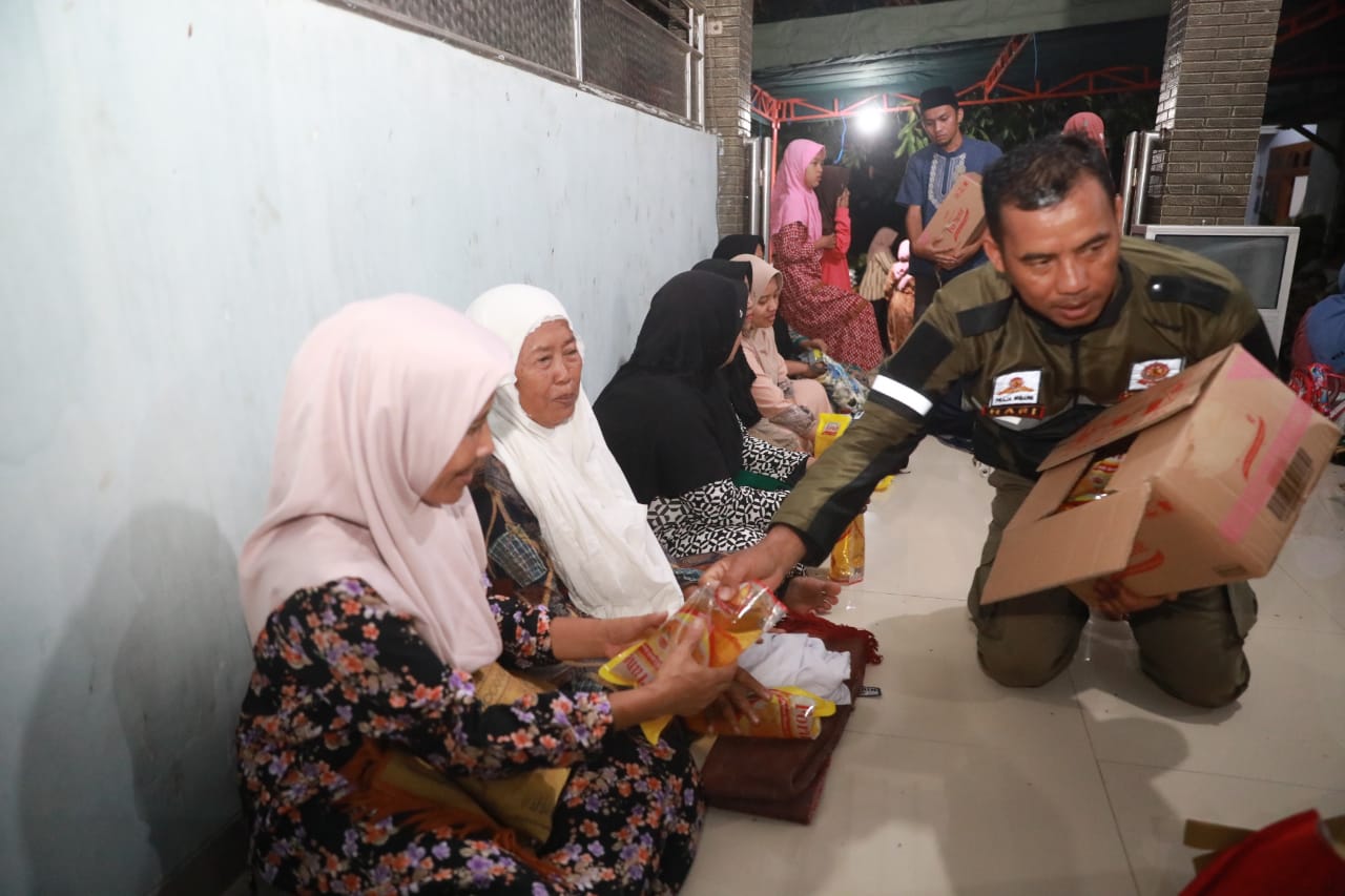 Foto 9 dari 11: Salat Isya di Masjid At Thoilah, Wali Kota Salurkan Bantuan Masjid Hingga Rp 40 Juta